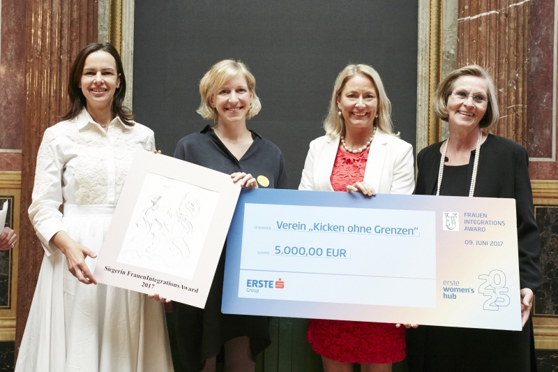Überreichung der Urkunde und Siegerscheck durch Familienministerin Sophie Karmasin (V), von links: Familienministerin Sophie Karmasin (V), Karina Lackner Kicken ohne Grenzen, Vera Budway Group Diversity Managerin, Maria Graff Chair of the Commission of Culture, Education and Employment, European Union of Women Austria