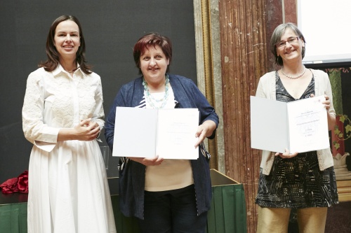 Überreichung der Urkunden an die Nominierten: von links: Familienministerin Sophie Karmasin (V), Sefanie Wagner Kreativ Aktiv, Gilda Johne Nachbarinnen