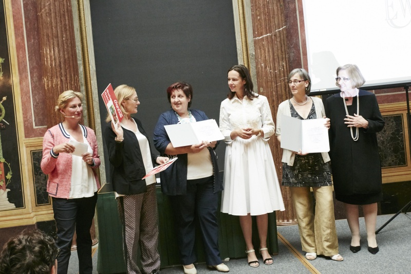 von rechts: Maria Graff Chair of the Commission of Culture, Education and Employment, European Union of Women Austria, Gilda Johne Nachbarinnen, Familienministerin Sophie Karmasin (V), Sefanie Wagner Kreativ Aktiv, Sissy Mayerhoffer ORF Humanitarian Broadcasting, Christina Schlosser