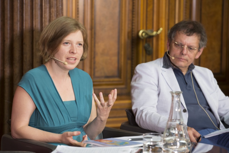 Podium von links: Filmemacherin Teresa Distelberger (am Wort) und Moderator Rainer Rosenberg