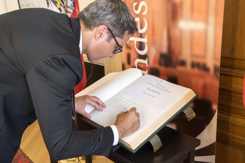 Der Landeshauptmann von Südtirol Arno Kompatscher beim Eintrag in das Gästebuch des Bundesrates