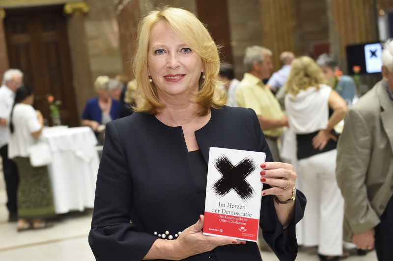 Natinalratspräsidentin Doris Bures (S) mit der Publikation