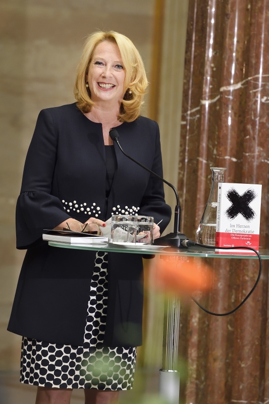 Begrüßung durch Natinalratspräsidentin Doris Bures (S)