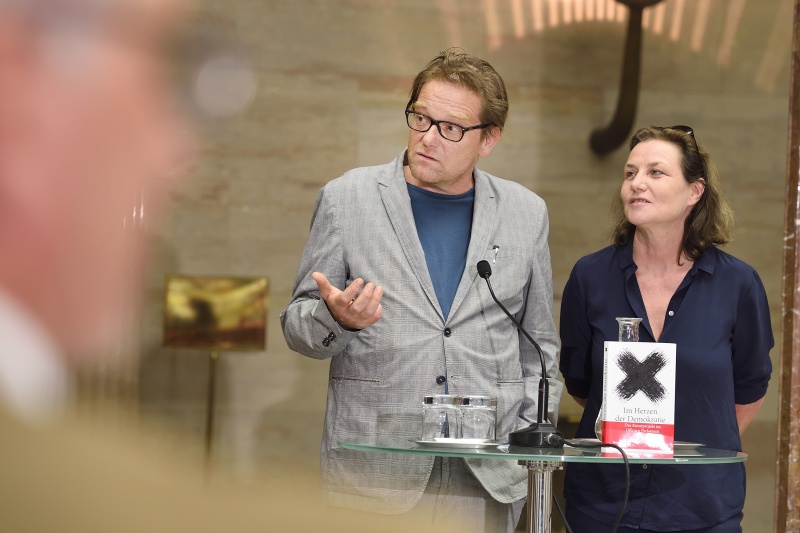 Von links: Die BuchautorInnen Peter Wolf und Jaqueline Kornmüller bei der Präsentation der Publikation