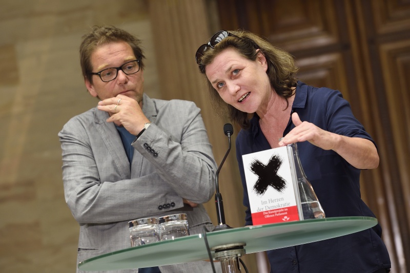 Von links: Die BuchautorInnen Peter Wolf und Jaqueline Kornmüller bei der Präsentation der Publikation