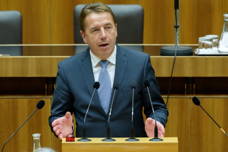 Nationalratsabgeordneter Erwin Angerer (F) am Rednerpult.