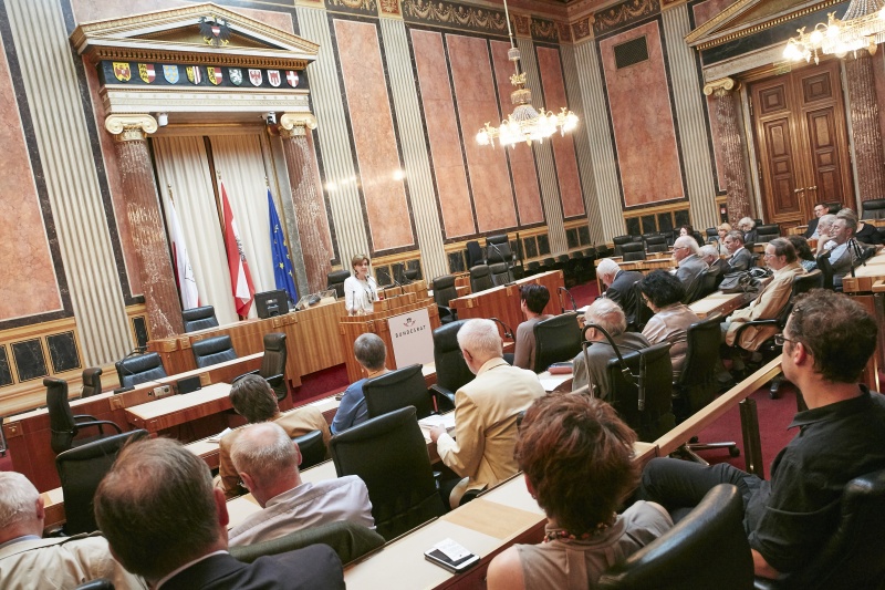 Grußworte von Landtagspräsidentin von Salzburg Brigitta Pallauf. Blick Richtung VeranstaltungsteilnehmerInnen