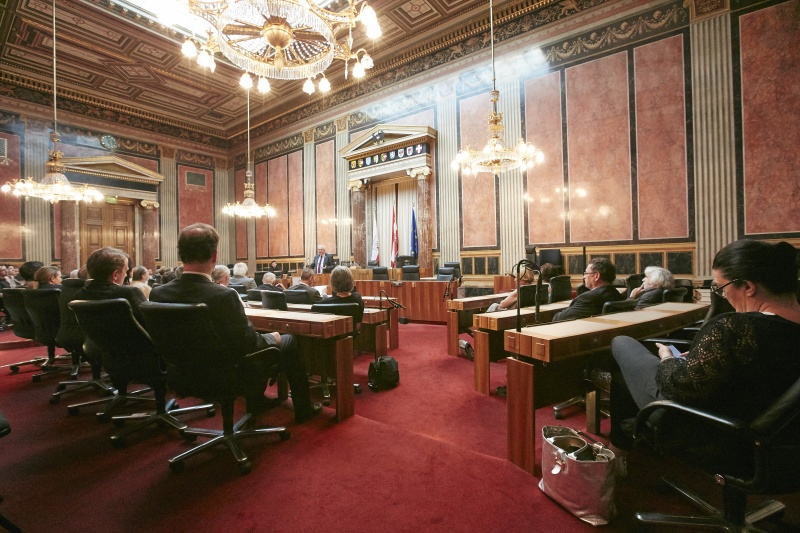 Vorstellung des Buches durch Landeshauptmnann a.D. Franz Schausberger. Blick Richtung VeranstaltungsteilnehmerInnen