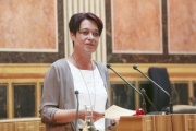 Begrüßung durch Bundesratspräsidentin Sonja Ledl-Rossmann (V)