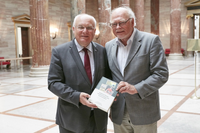 von links: Landeshauptmnann a.D. Franz Schausberger und Mitherausgeber Herbert Dachs