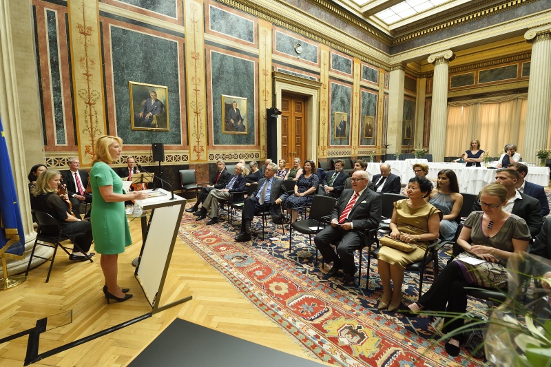 Begrüßung durch Nationalratspräsidentin Doris Bures (S) am Rednerpult. Blick Richtung VeranstaltungsteilnehmerInnen