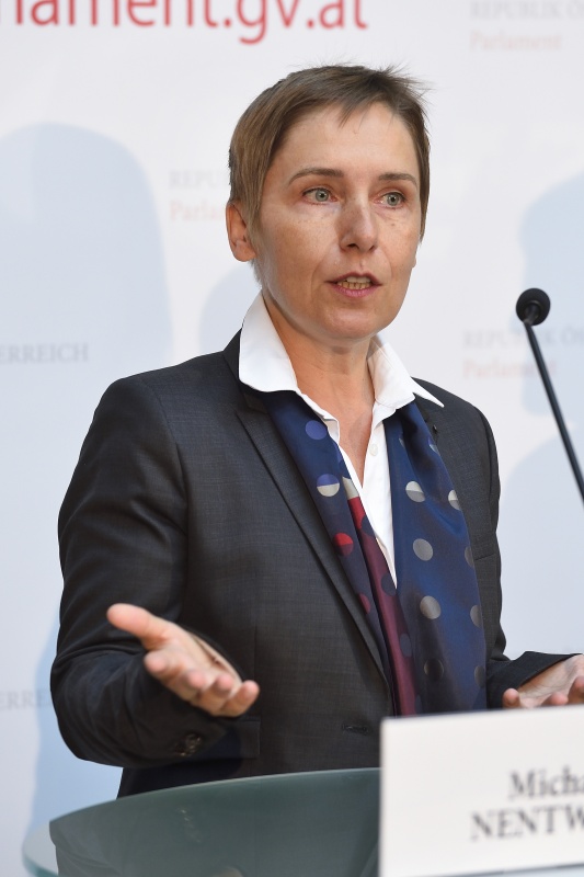 AIT Petra Schaper-Rinkel  am Wort