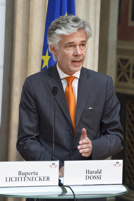 Parlamentsdirektor Harald Dossi am Wort