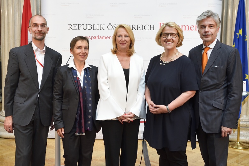 Von links: Institut für Technikfolgenabschätzung Michael Nentwich, AIT Petra Schaper-Rinkel, Nationalratspräsidentin Doris Bures (S), Nationalratsabgeordnete Ruperta Lichtenecker (G), Parlamentsdirektor Harald Dossi