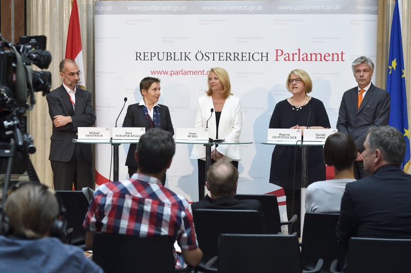 Von links: Institut für Technikfolgenabschätzung Michael Nentwich, AIT Petra Schaper-Rinkel, Nationalratspräsidentin Doris Bures (S), Nationalratsabgeordnete Ruperta Lichtenecker (G), Parlamentsdirektor Harald Dossi