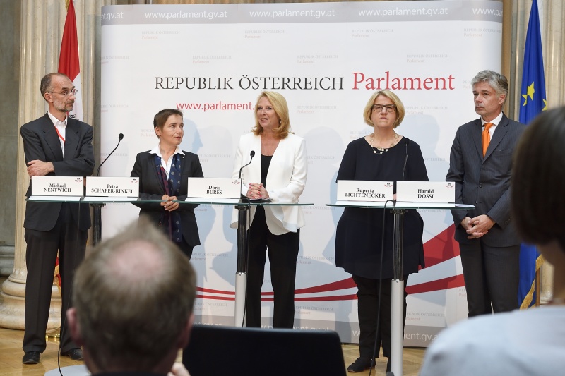 Von links: Institut für Technikfolgenabschätzung Michael Nentwich, AIT Petra Schaper-Rinkel, Nationalratspräsidentin Doris Bures (S), Nationalratsabgeordnete Ruperta Lichtenecker (G), Parlamentsdirektor Harald Dossi