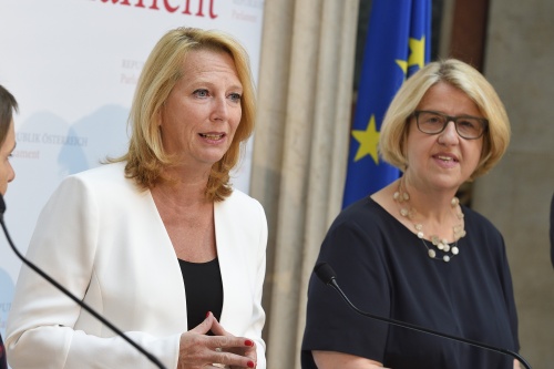 Von links: Nationalratspräsidentin Doris Bures (S) (am Wort) und Nationalratsabgeordnete Ruperta Lichtenecker (G)