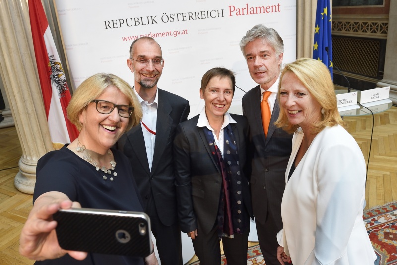 Von links: Nationalratsabgeordnete Ruperta Lichtenecker (G), Institut für Technikfolgenabschätzung Michael Nentwich, AIT Petra Schaper-Rinkel, Parlamentsdirektor Harald Dossi, Nationalratspräsidentin Doris Bures (S)