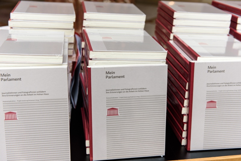 Buch 'Mein Parlament'. JournalistInnen und FotografInnen schildern ihre Erinnerungen an die Arbeit im Hohen Haus