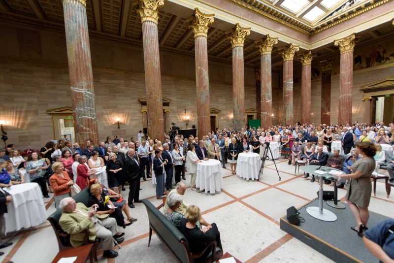 Blick Richtung VeranstaltungsteilnehmerInnen. Moderation durch Patricia Pawlicki am Rednerpult