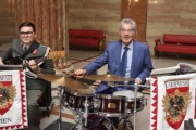 Bundespräsident a.D. Heinz Fischer am Schlagzeug der Gardemusik