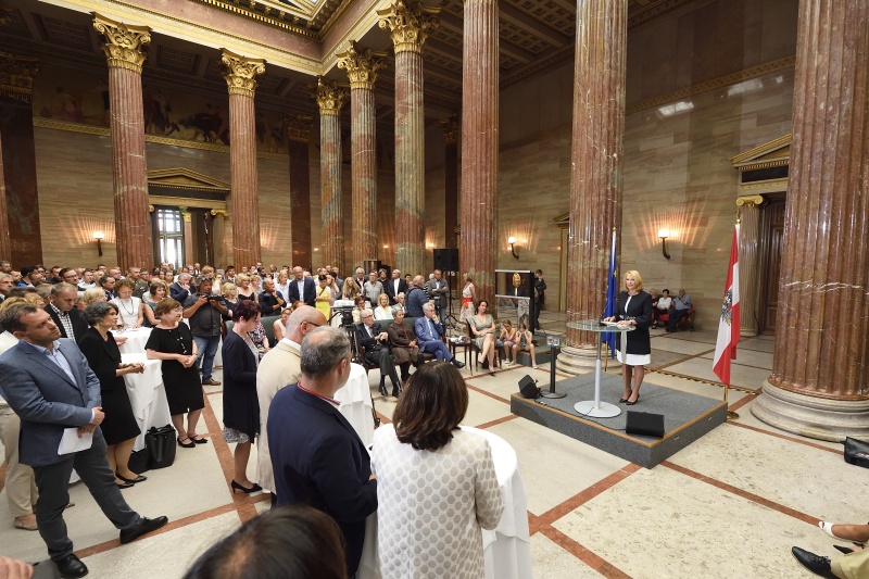 Begrüßung der Gäste durch Nationalratspräsidentin Doris Bures (S). Blick Richtung VeranstaltungsteilnehmerInnen