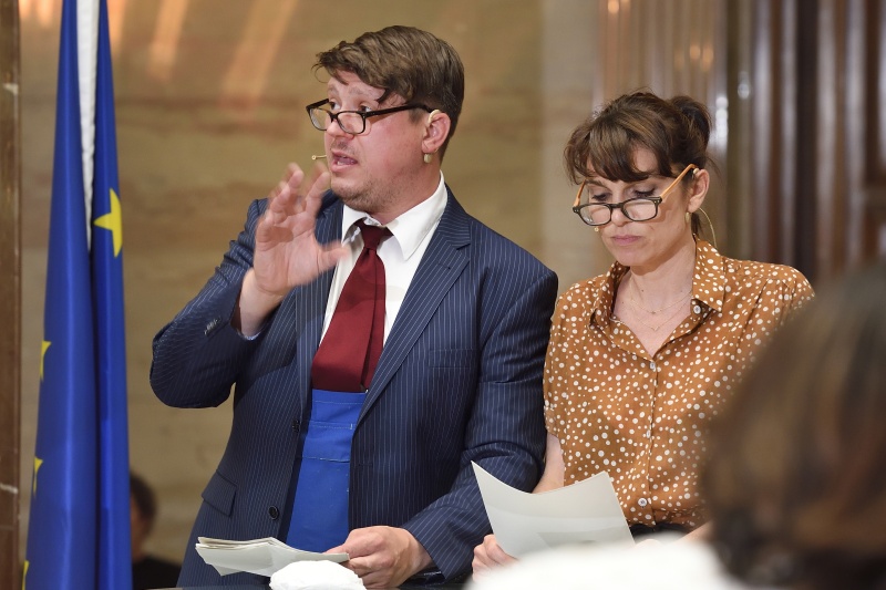 Vortrag einer Textcollage aus dem Buch 'Mein Parlament' der SchauspielerInnen Birgit Stöger und Thomas Frank