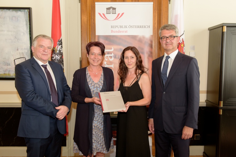 Von links: Verleger Reinhard Deutsch, Bundesratpräsidentin Sonja Ledl-Rossmann (V), Grafikerin Christine Klell und Parlamentsvizedirektor Alexis Wintoniak bei der Buchübergabe