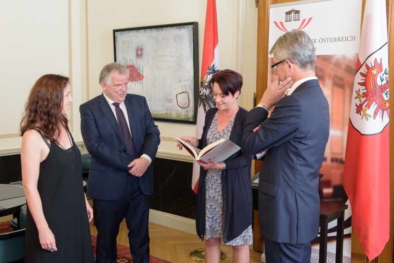Von links: Grafikerin Christine Klell, Verleger Reinhard Deutsch, Bundesratpräsidentin Sonja Ledl-Rossmann (V) und Parlamentsvizedirektor Alexis Wintoniak bei der Buchübergabe
