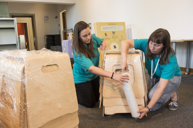 In der Demokratiewerkstatt werden die letzten Gegenstände für die Übersiedelung eingepackt. Von links: Daniela Bogner, Martina Prager