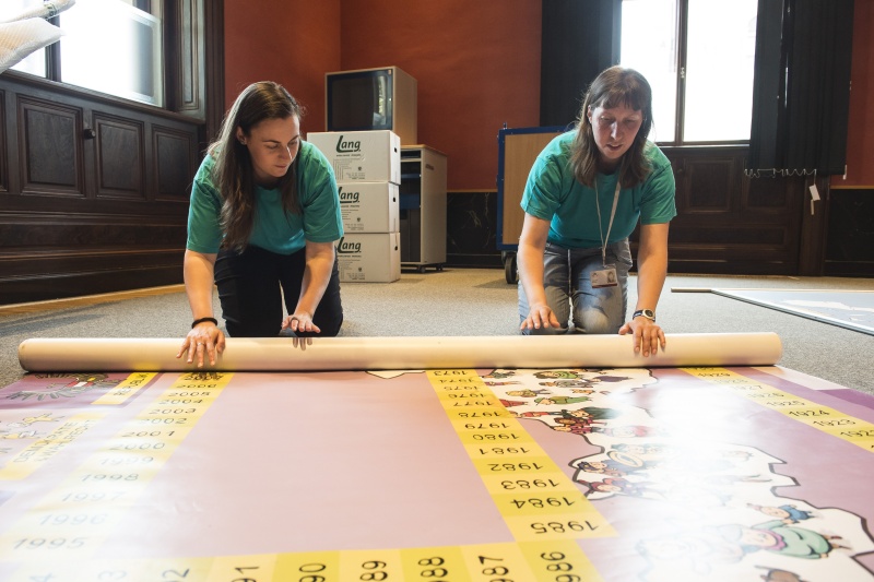 In der Demokratiewerkstatt werden die letzten Gegenstände für die Übersiedelung eingepackt. Von links: Daniela Bogner, Martina Prager