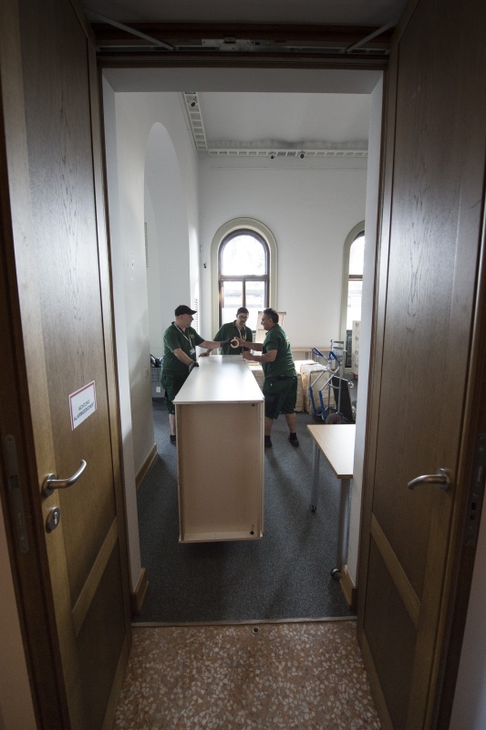 Pakete der Demokratiewerkstatt werden in die neuen Büros in den Pavillons gebracht