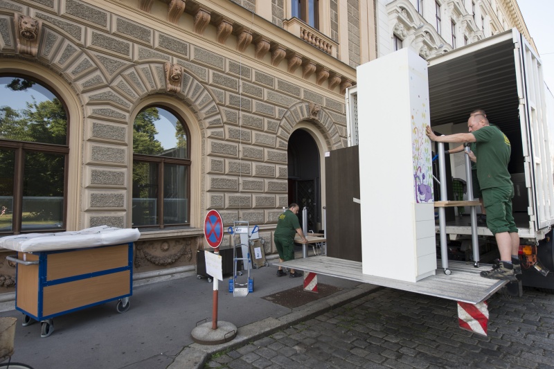 Pakete der Demokratiewerkstatt werden in die neuen Büros in den Pavillons gebracht