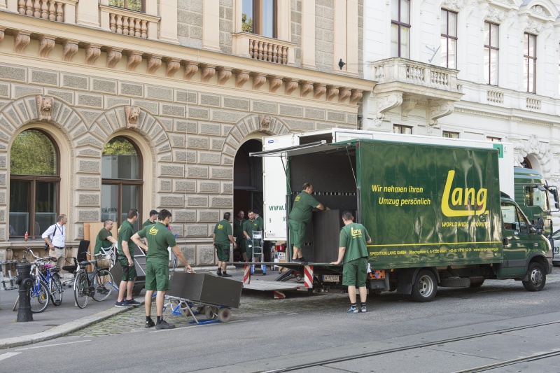 Pakete der Demokratiewerkstatt werden in die neuen Büros in den Pavillons gebracht