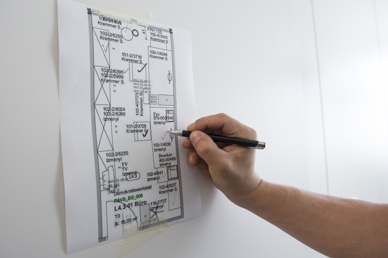 Pakete der Demokratiewerkstatt werden in die neuen Büros in den Pavillons gebracht
