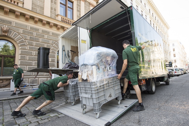 Pakete der Demokratiewerkstatt werden in die neuen Büros in den Pavillons gebracht