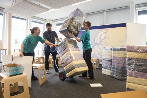 Pakete der Demokratiewerkstatt werden in den neuen Büros im Pavillon Ring ausgepackt. Von links: Daniela Bogner, Eric Amelin und Anna Kohl