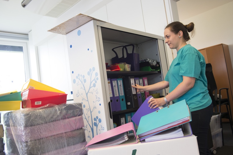 Pakete der Demokratiewerkstatt werden in den neuen Büros im Pavillon Ring ausgepackt. Daniela Bogner räumt ein