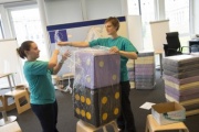 Pakete der Demokratiewerkstatt werden in den neuen Büros im Pavillon Ring ausgepackt.Von links: Daniela Bogner, Anna Kohl