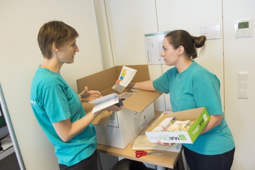 Pakete der Demokratiewerkstatt werden in den neuen Büros im Pavillon Ring ausgepackt. Von rechts: Daniela Bogner, Anna Kohl