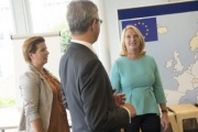 Von links: Karin Lang von der Spedition Lang, Parlamentsvizedirektor Alexis Wintoniak und Nationalratspräsidentin in den neuen Räumlichkeiten der Demorkatiewerkstatt