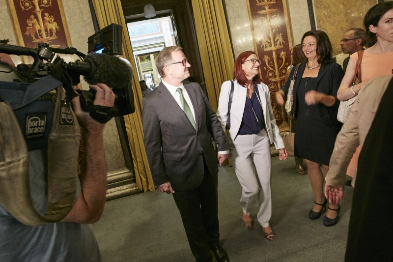 Zweiter Nationalratspräsident Karlheinz Kopf (V) und Karin Kopf betreten den Saal