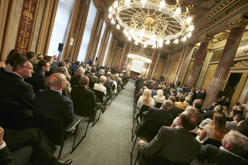 Begrüßung durch Klubobmann Reinhold Lopatka (V) am Rednerpult. Blick Richtung VeranstaltungsteilnehmerInnen