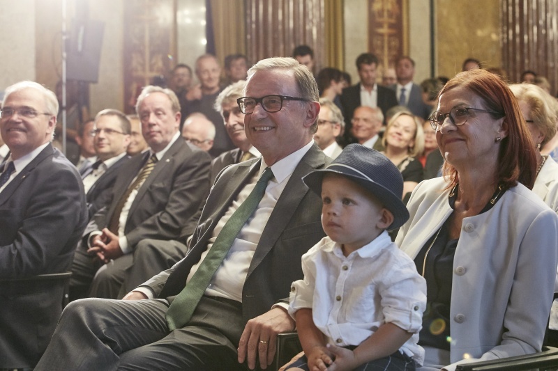Von rechts: Karin Kopf, Zweiter Nationalratspräsident Karlheinz Kopf (V), Vizekanzler Wolfgang Brandstetter (V). Blick Richtung VeranstaltungsteilnehmrInnen