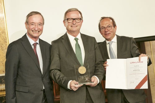 Überreichung der Julius Raab Ehrenmedaille an den Zweiten Nationalratspräsident Karlheinz Kopf (V) (Mitte