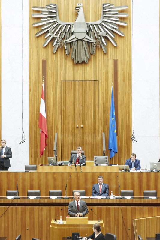 Nationalratsabgeordneter Gerald Klug (S) am Rednerpult. Auf der Regierungsbank Verkehrsminister Jörg Leichtfried (S). Am Präsdidium Dritter Nationalratspräsident Norbert Hofer (F)