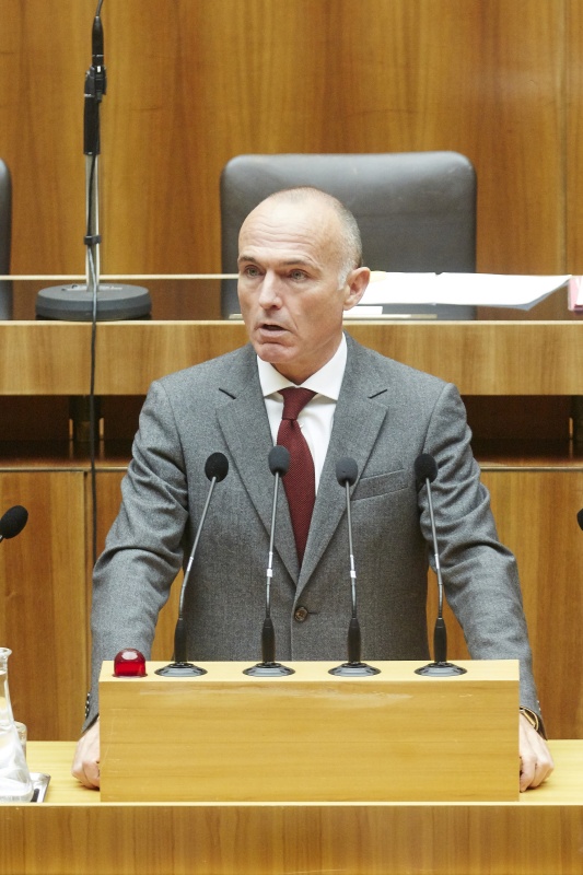 Nationalratsabgeordneter Gerald Klug (S) am Rednerpult