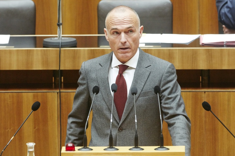 Nationalratsabgeordneter Gerald Klug (S) am Rednerpult