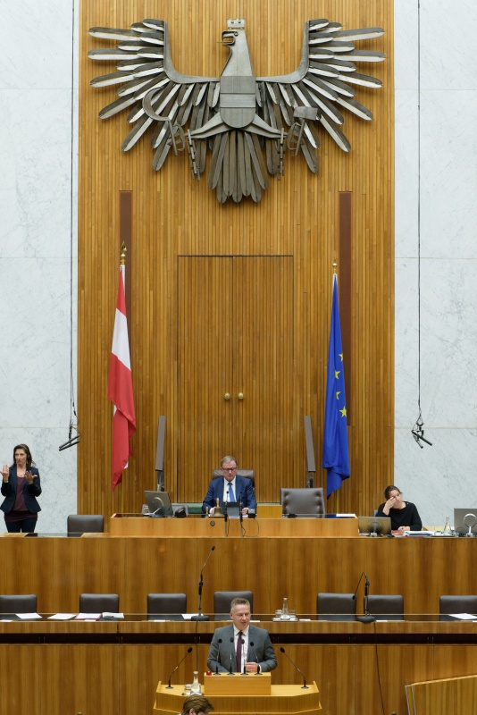 Nationalratsabgeordneter Jürgen Schabhüttl (S) am Rednerpult. Am Präsidium Zweiter Nationalratspräsident Karlheinz Kopf (V)