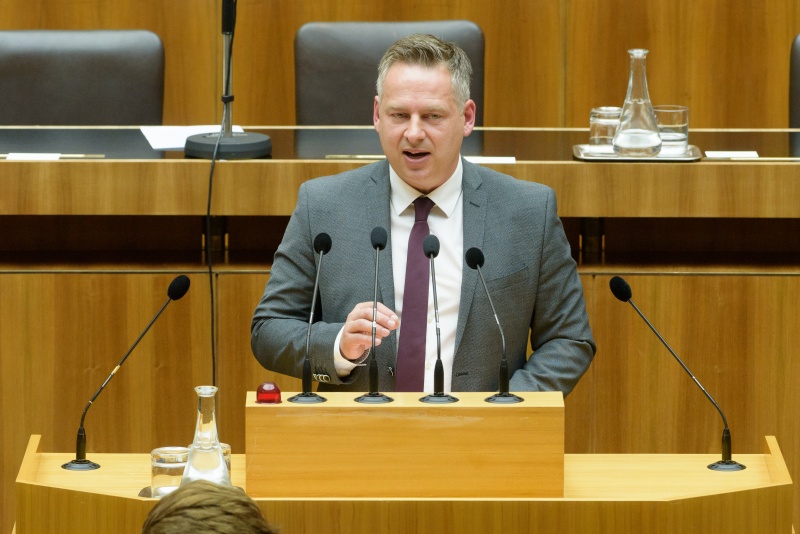 Nationalratsabgeordneter Jürgen Schabhüttl (S) am Rednerpult.